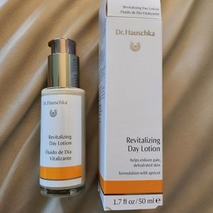 Dr Hauschka Revitalizing Day lotion 1.7 oz